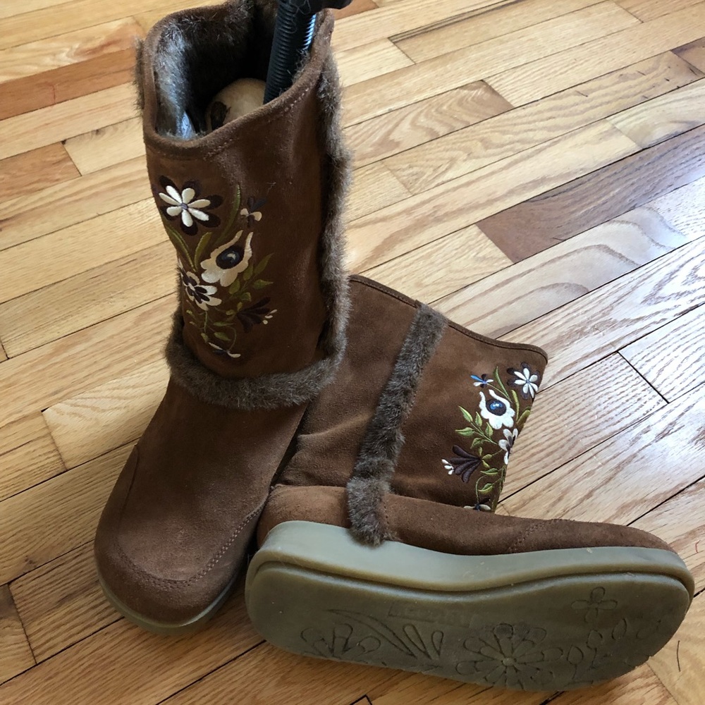 Women’s embroidered leather boots size 7